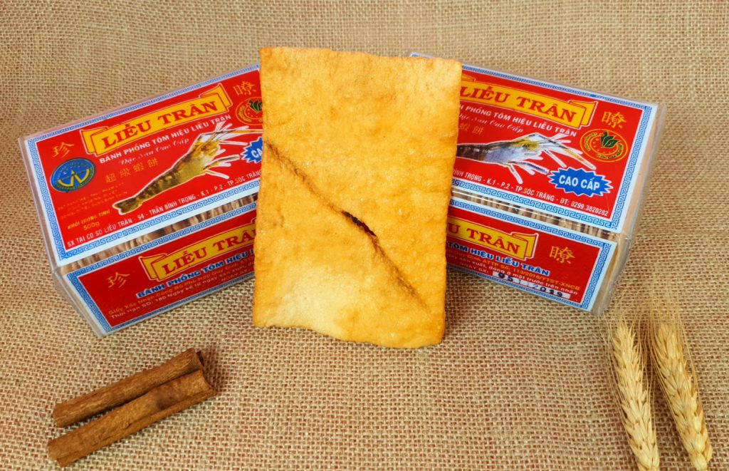 Bánh phồng tôm là món ăn đặc sản của miền Nam rất được khách hàng yêu thích